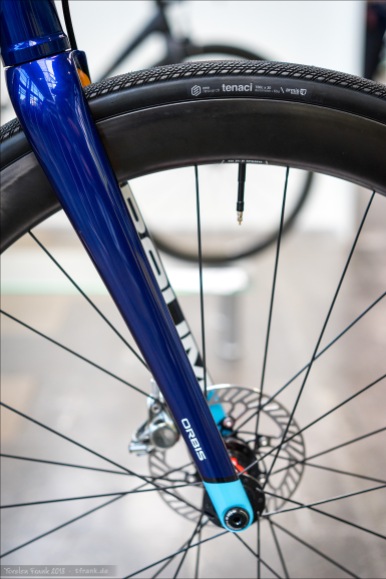 Was man so an ausgestellten Rennrädern entdecken kann: ere research ist eine neue Reifenmarke, ansässig in Baar, Schweiz. Die Reifen werden bei einem alteinsässigen taiwanesischen Hersteller gefertigt. Die Profile sahen sehr interessant aus. Hier der 30 mm breite 'Tenaci'.