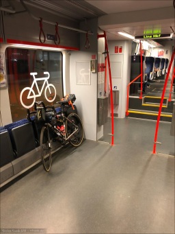Radbereich im Zug nach Linz - sehr ok. Zwischen den Klappsitzen waren Kunststoffbänder, die man um den Rahmen legen konnte.